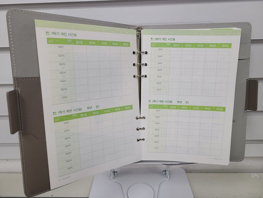 고급 가죽 커버 은박 로고 디테일